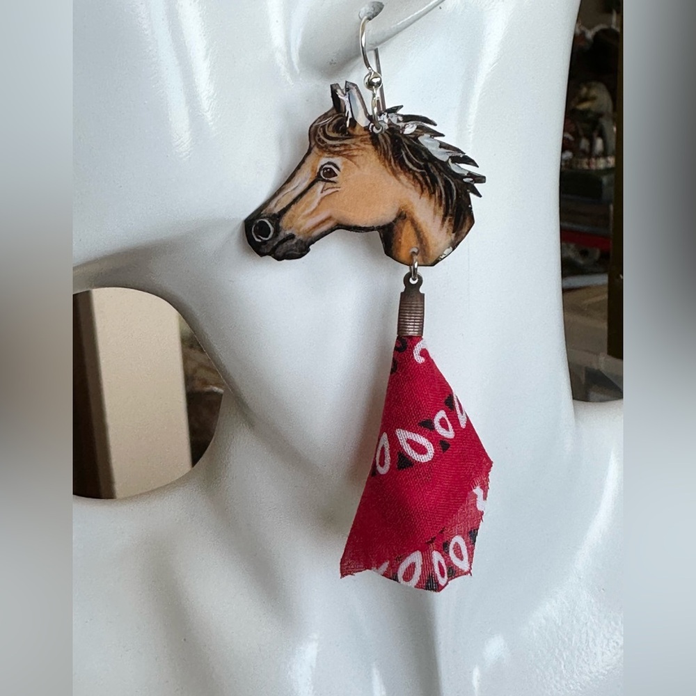Mustang wild horse hand painted earrings lightweight red bandanna sterling wires - Picture 4 of 7